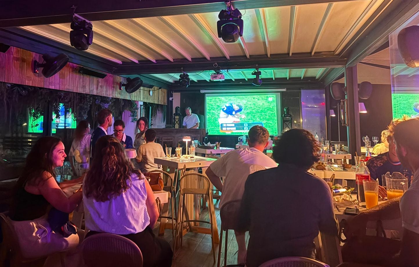 “Las vacaciones están arruinadas”… Cómo este 14 de julio se convirtió en un gran aire acondicionado para la afición azul “Las vacaciones están arruinadas”… Cómo este 14 de julio se convirtió en un gran aire acondicionado para la afición azul
